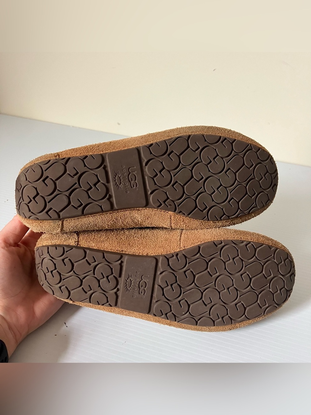 UGG Dakota Suede Moccasin Slippers
Chestnut Brown Size 4 - Picture 8 of 8
